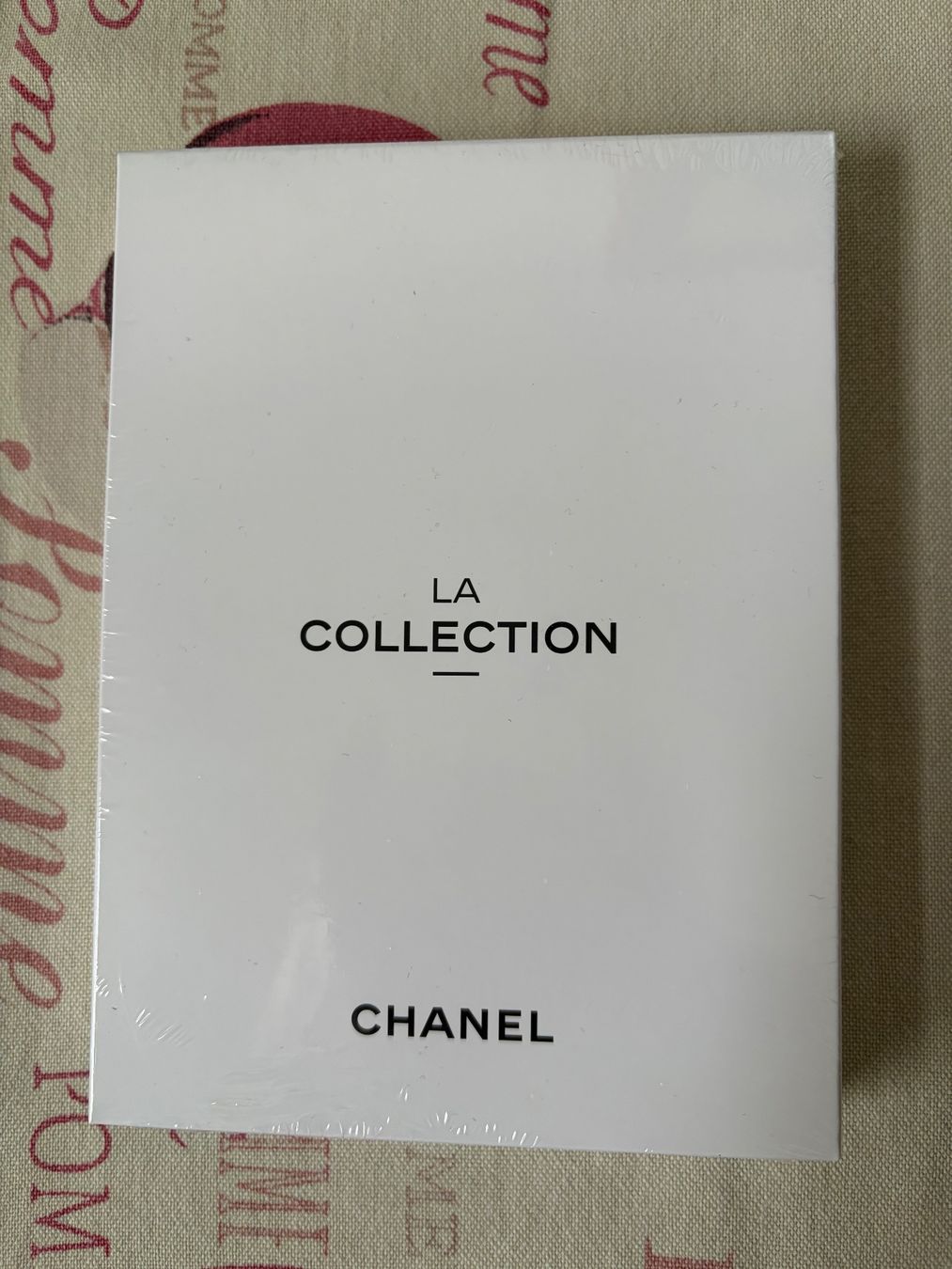 Libri: CHANEL  LA COLLECTION  Buch  / Notizbuch mit Bleistift / – Nuovo (secondo la descrizione) da Interlaken venduto da Bona55 2