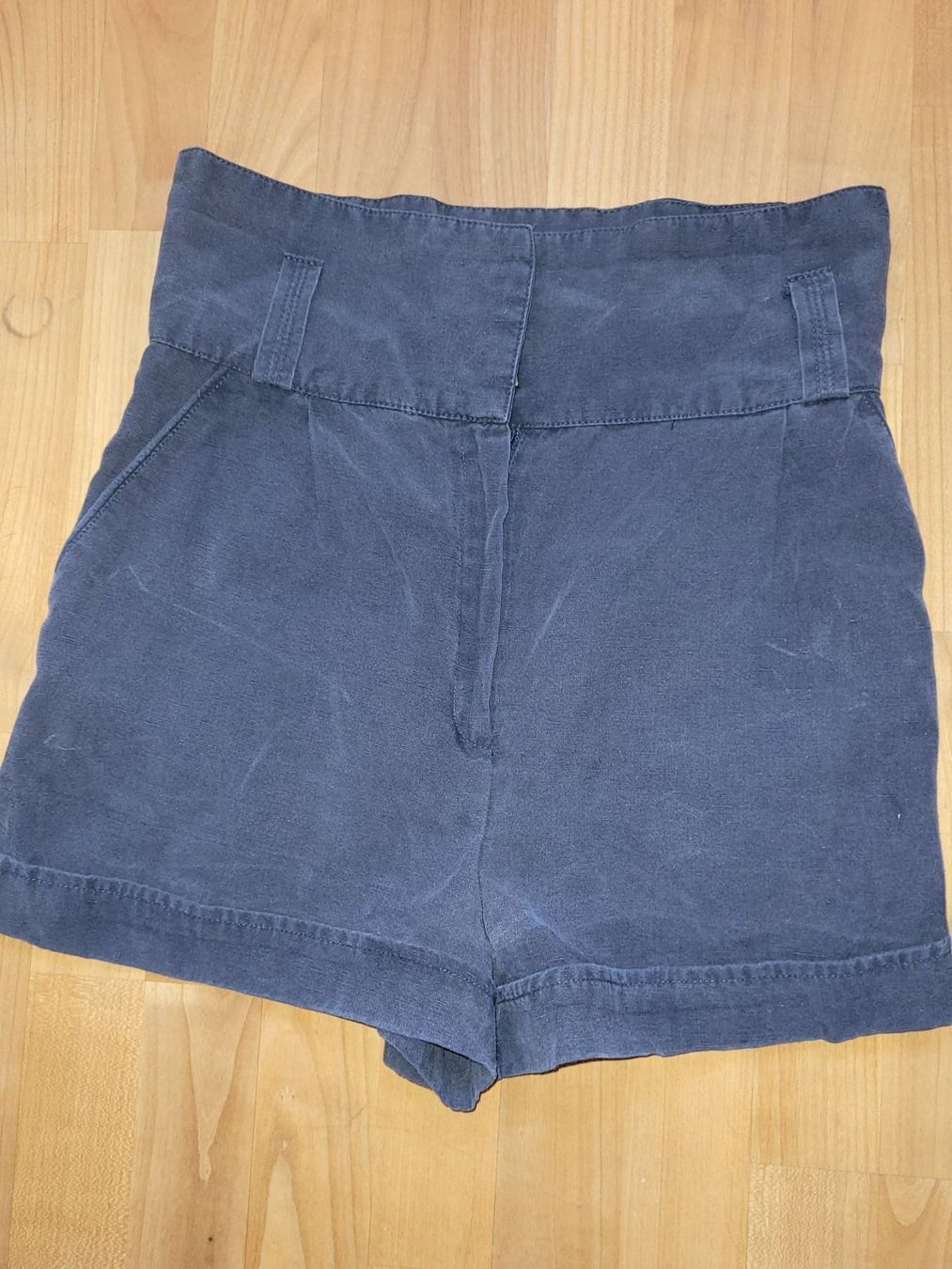 Mango Pantaloni: Shorts von Mango, Gr. 36 – Usato da Aeugst am Albis venduto da Slniecko