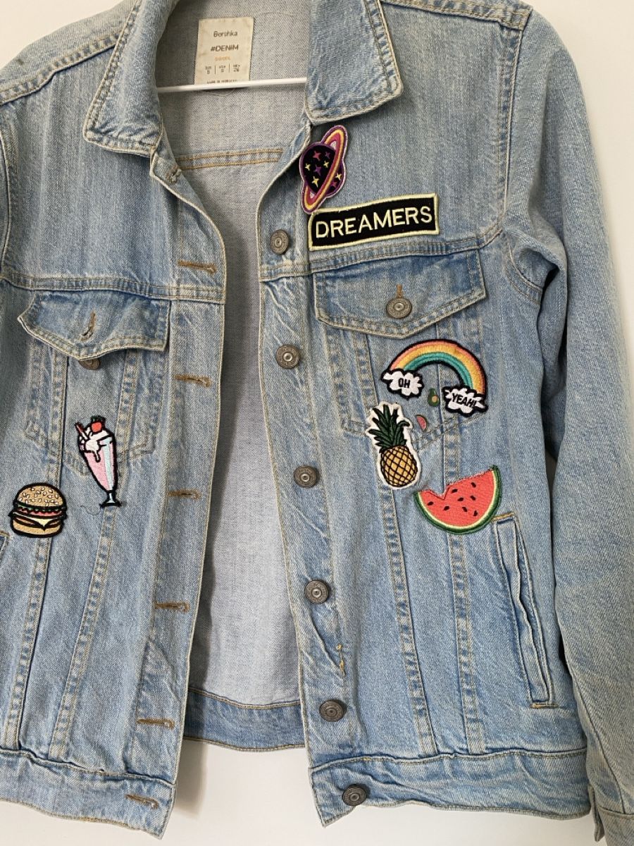 Jacken: Jeansjacke mit Badges in Grösse S – Gebraucht aus Neuenhof von UrbanBags 1