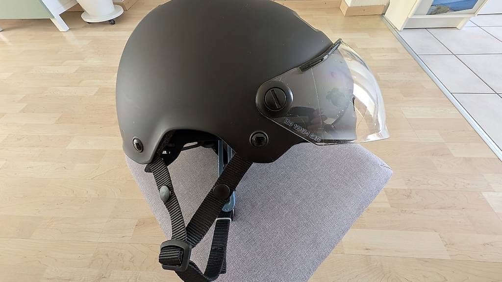 Helme: Velohelm City mit Visier  Gr. M – Gebraucht aus Wallisellen von ist_yj9n