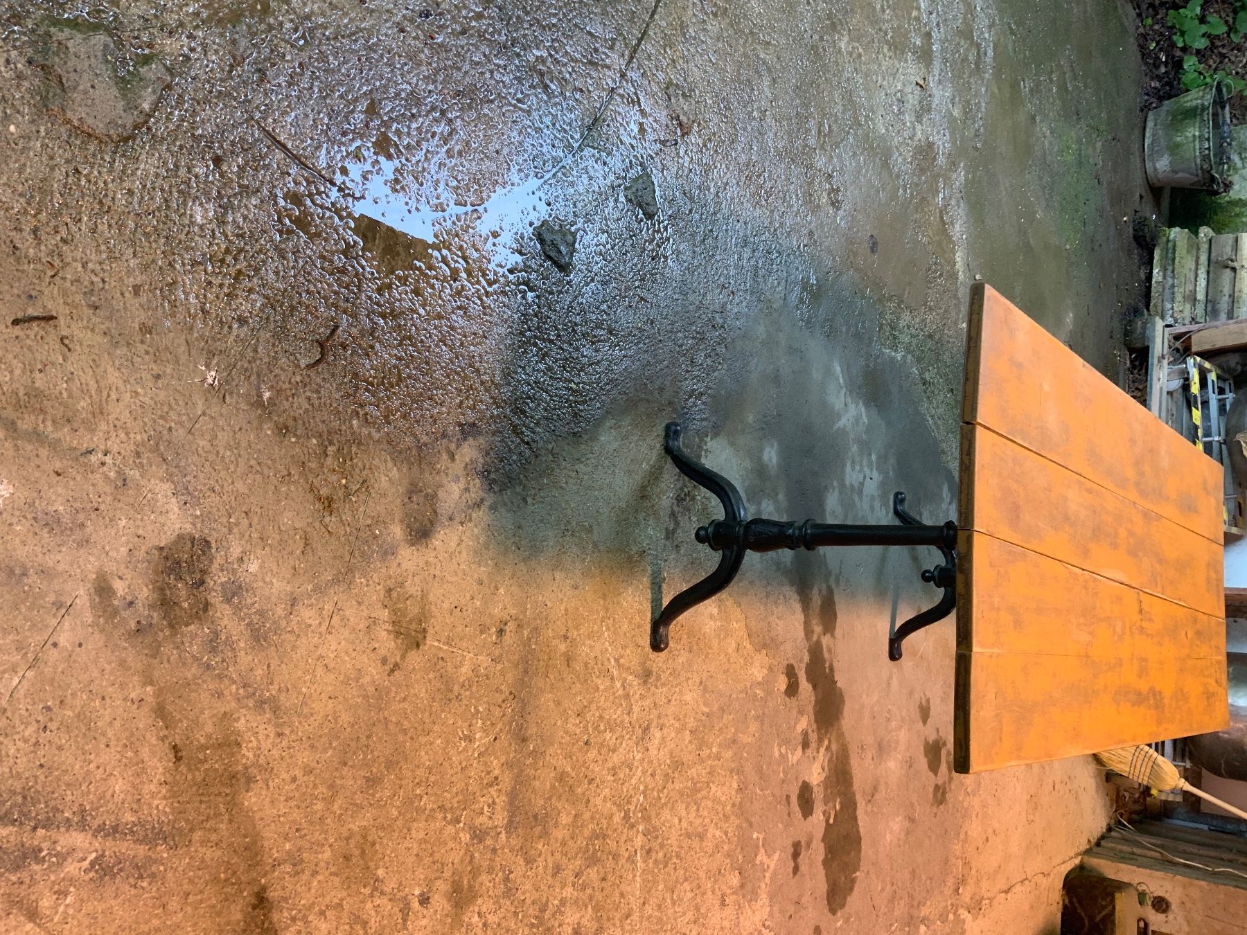 Tables: Rustikaler Holztisch mit Gusseisenfuss – D'occasion à Willisau par Minali 2