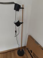Ab CHF 1.--, Stehlampe schwarz Holz Design 2 Spots gebraucht