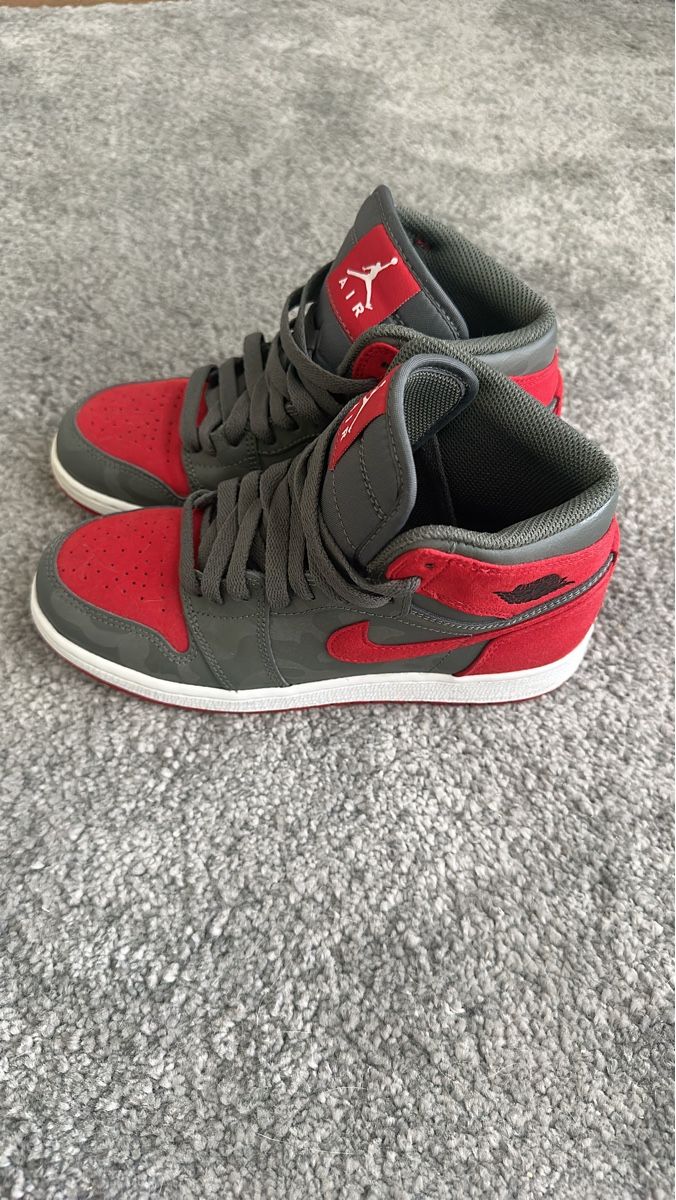 Jordan Scarpe da donna: Air Jordan 1 High, Grösse 36.5, Rot/Grau – Nuovo (secondo la descrizione) da Wangen SZ venduto da Jaay_Sky 1