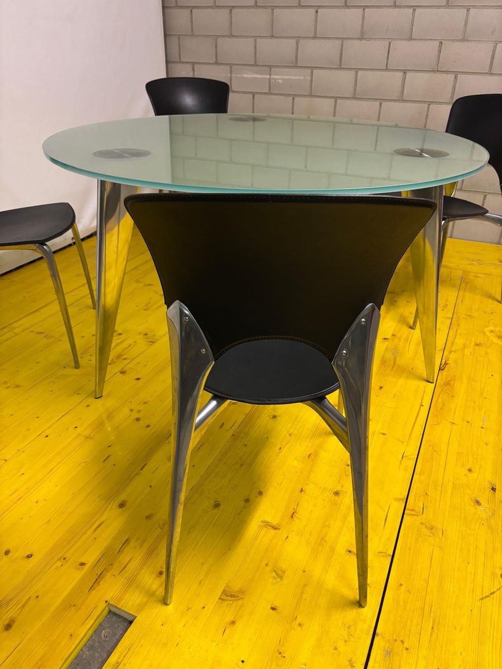 Set di tavolo e panche: Philippe Starck - Designer Glastisch mit 4 Stühlen – Usato da OLTEN venduto da lululoveslemon99 2