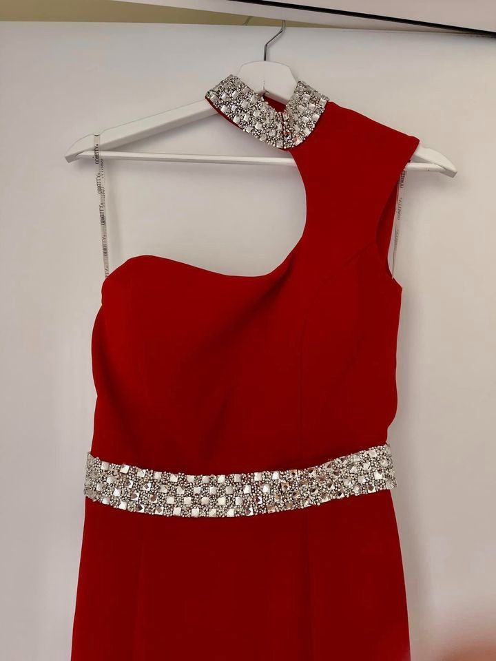 Vestiti: Diverse Abendkleider / Preis pro Kleid – Usato da Aarburg venduto da AudiBA 5