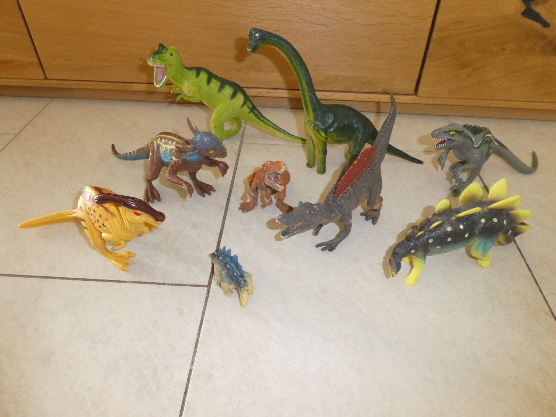 Spielzeuge: 10 Dinos – Gebraucht aus Frümsen von rohintan