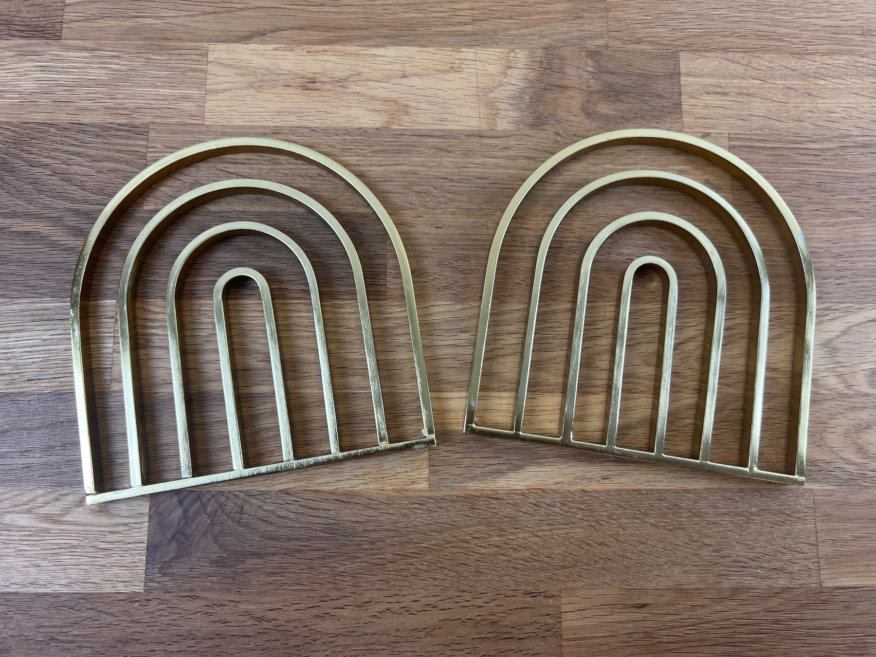 Sottobicchieri: Paar Messing Untersetzer in Bogenform / Gold Pot Holders – Usato da Hünenberg See venduto da mississauga 2