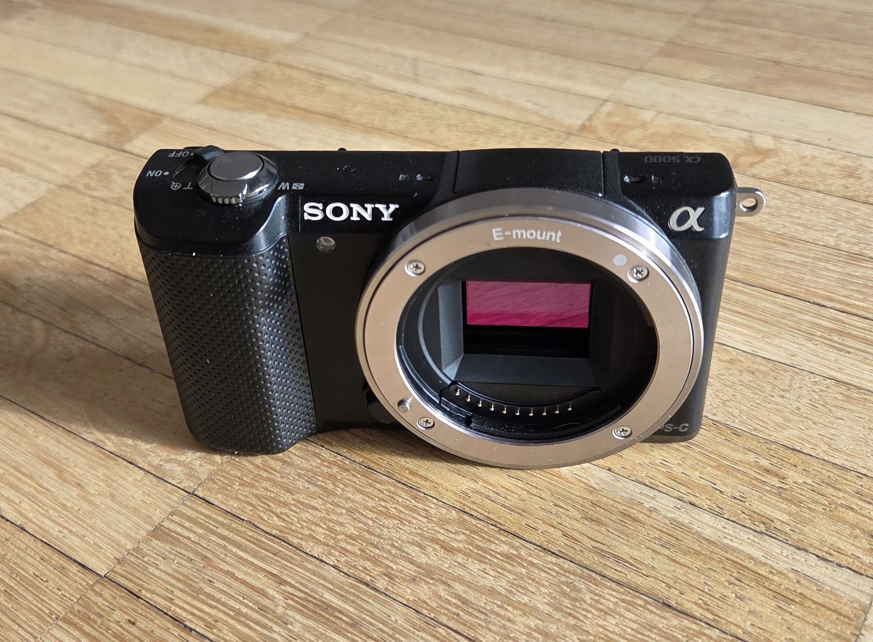 Sony Fotocamera: Sony Alpha 5000 en bon état – Usato da Gorgier venduto da rustic2 1