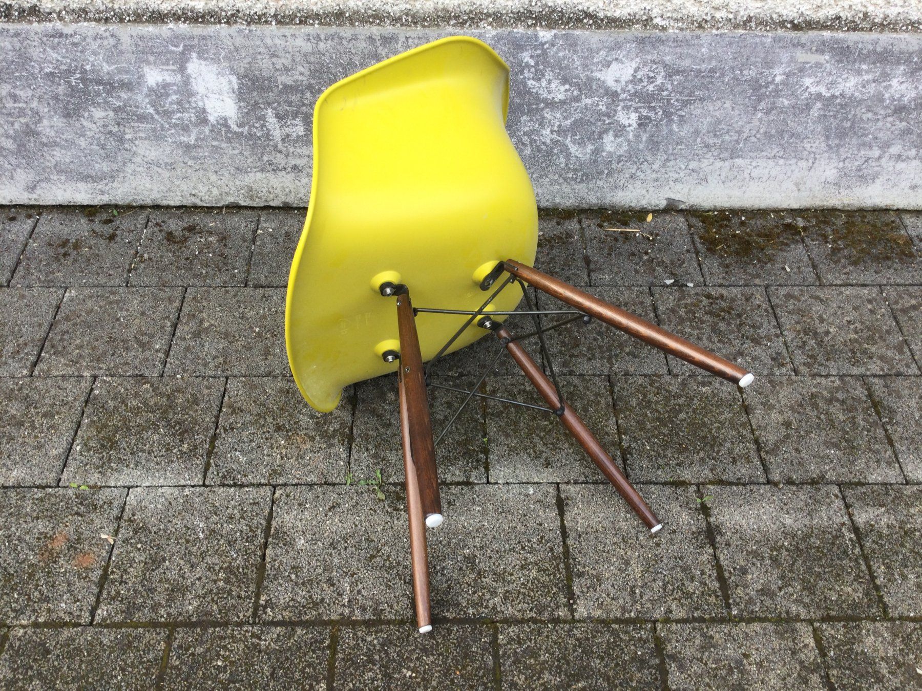 Vitra Sedie: Defekter Vitra Cames Eames Plastic Armchair – Difettoso da Wangen SZ venduto da kuriosum12 9