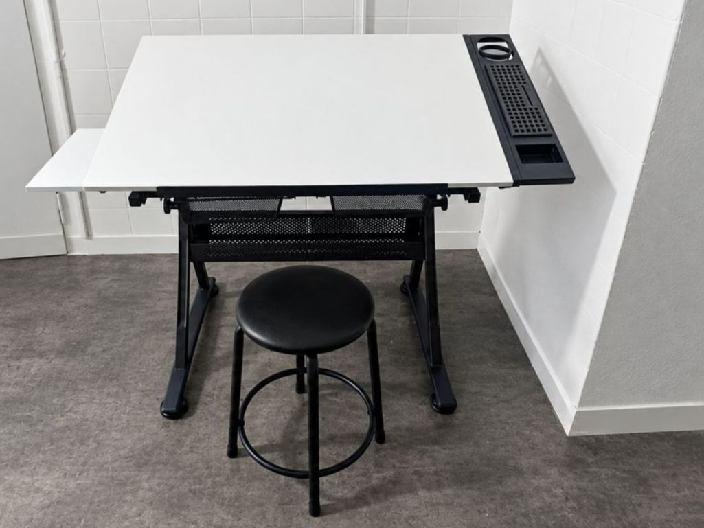 Scrivanie: table de dessin /bureau – Usato da St-Aubin-Sauges venduto da lil_vxc2