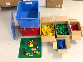 LEGO Duplo Bausteine in Boxen mit Bauplatte 38x38 cm & Figur