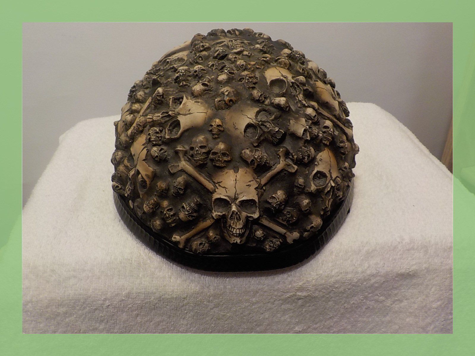 Caschi & visiere: Dekorative Schädel-Helm-Skulptur, Kunstobjekt – Usato da Bülach venduto da Freieck