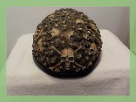 Dekorative Schädel-Helm-Skulptur, Kunstobjekt