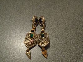 Ohrstecker opulent, goldfarbig/schwarz, grüne Steinchen