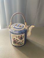 Teekanne Keramik blau-weiss mit Figuren und Schriftzeichen