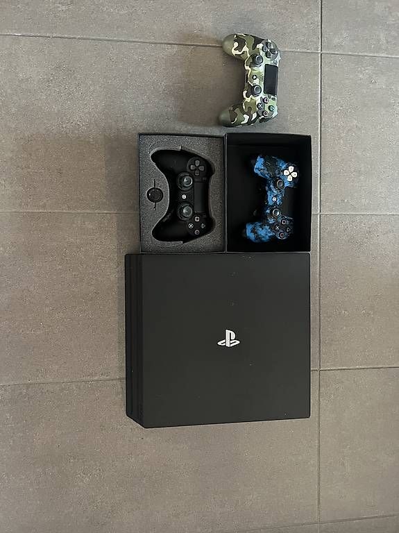 Sony Konsolen: Sony Playstation 4 Pro 1TB con 3 controller – Gebraucht aus Chur von sam_r96n
