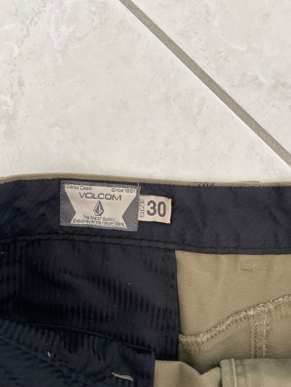 Pantaloni: Short volcom taille 30 – Usato da Colombier NE venduto da thomasarquint 1