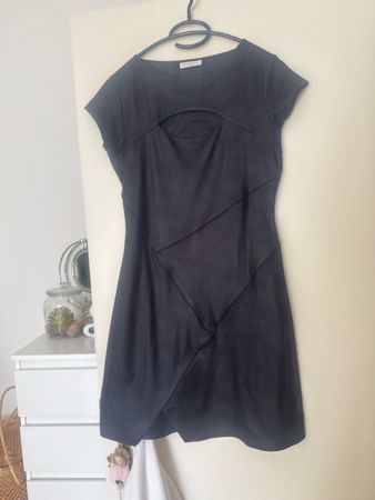 Schwarzes Kleid mit Cut-out und V-Schnitt — Grösse S/M — Neu