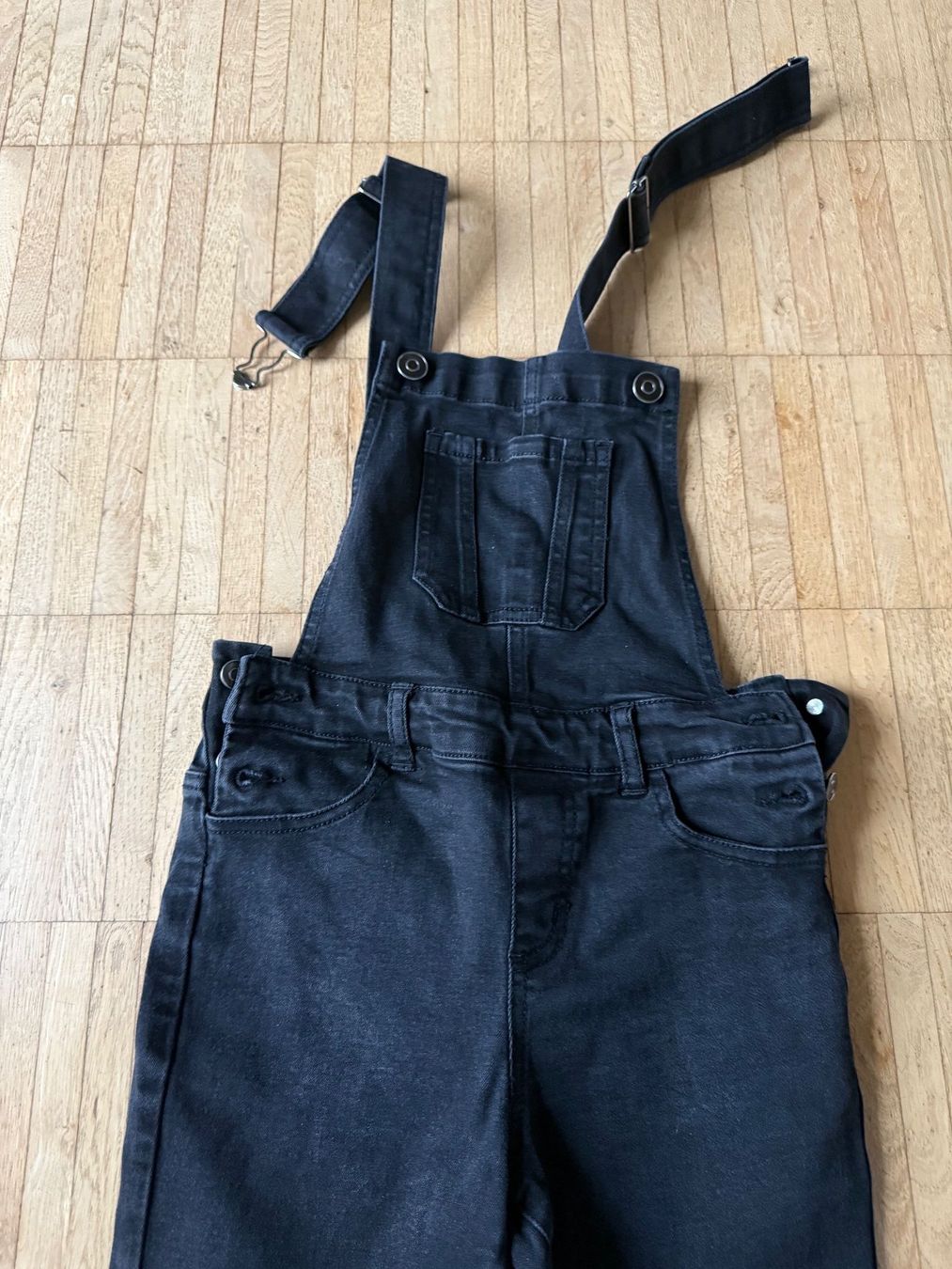 Pantaloni: Jeans-Latzhose schwarz Gr. 140 – Usato da Dällikon venduto da dahi1 2