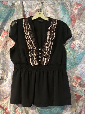 Bluse Gr. 42 - 44 schwarz mit Rüschen!!!