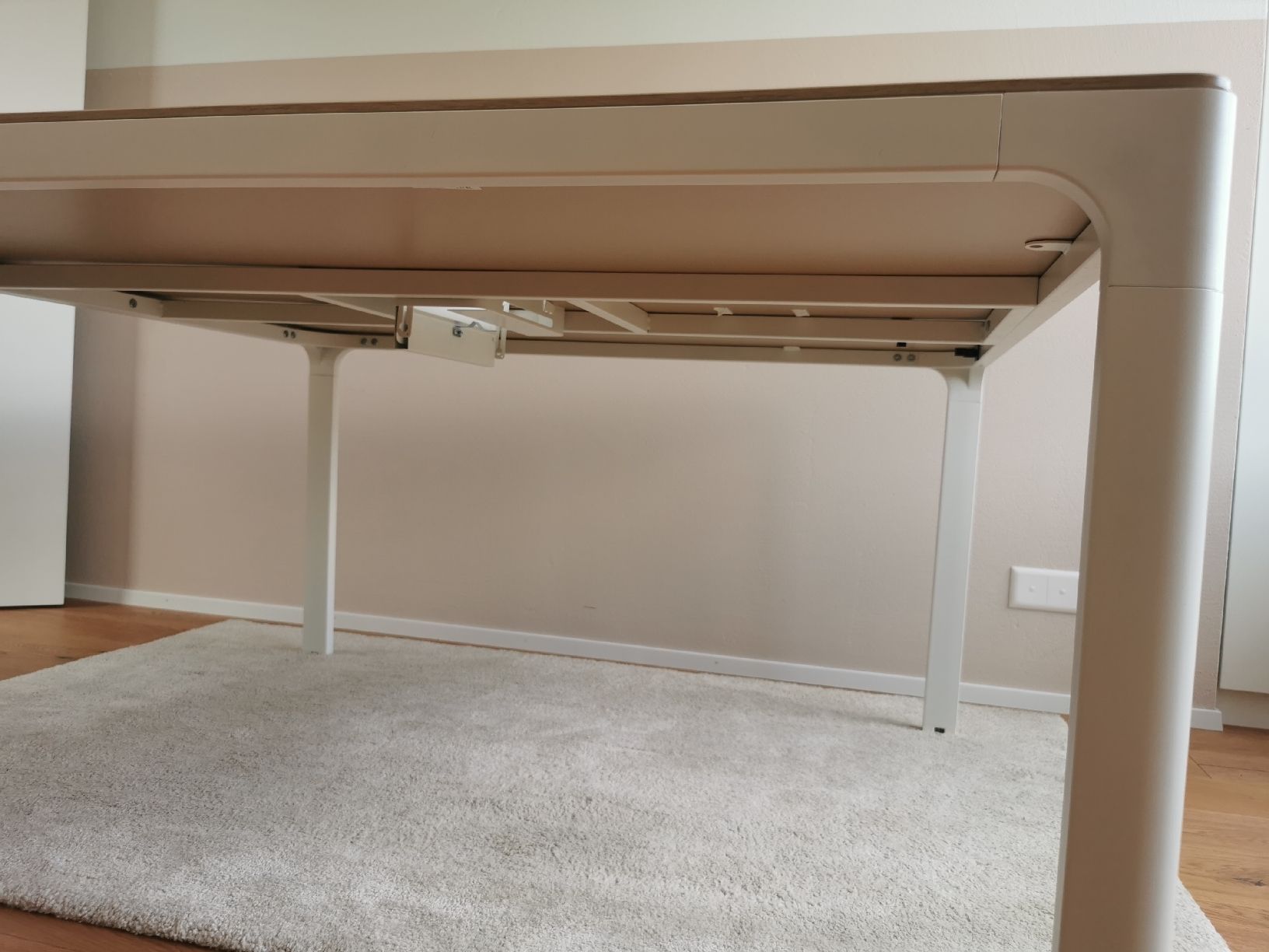 Ikea Scrivanie: IKEA Schreibtisch mit Kabelmanagement 140x140 – Usato da Schüpfheim venduto da sandrabieri_90 4