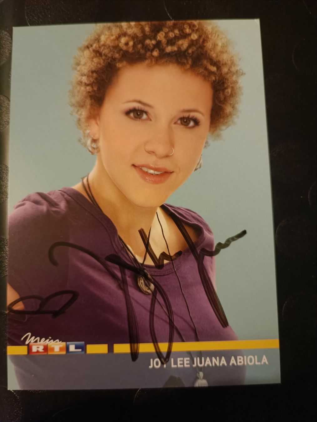 Autogramme: Joy Lee Juana Abiola - handsignierte Autogrammkarte – Gebraucht aus Menziken von Artographs