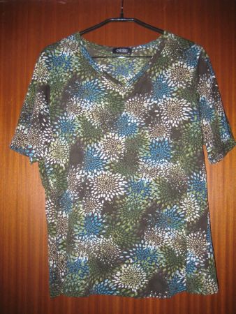 T-Shirt grün/beige/blaue Blüten Gr. 42