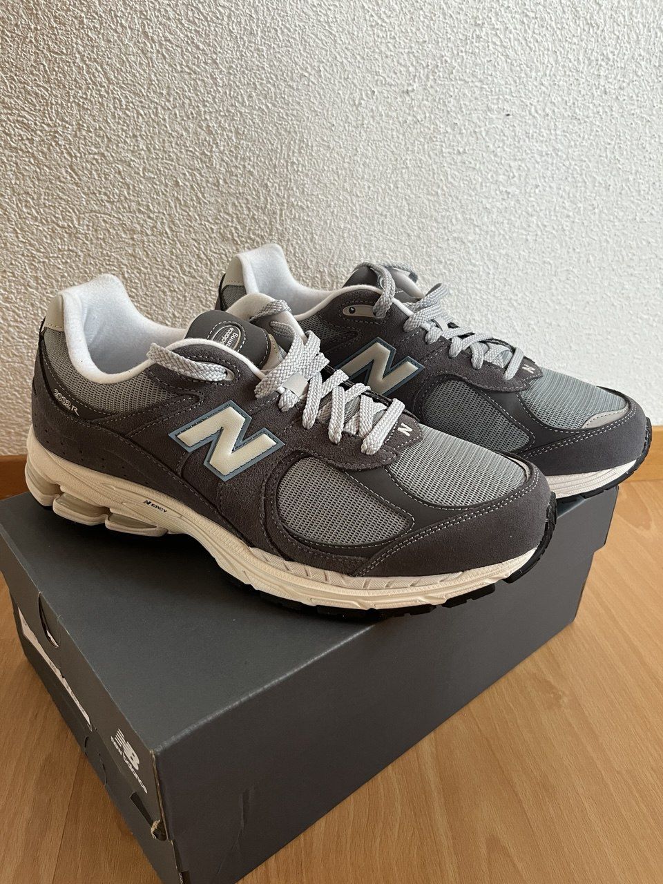 New Balance Scarpe da uomo: Chaussures New Balance 2002 R – Nuovo e nell'imballaggio originale da Chézard-St-Martin venduto da myk_5nbp