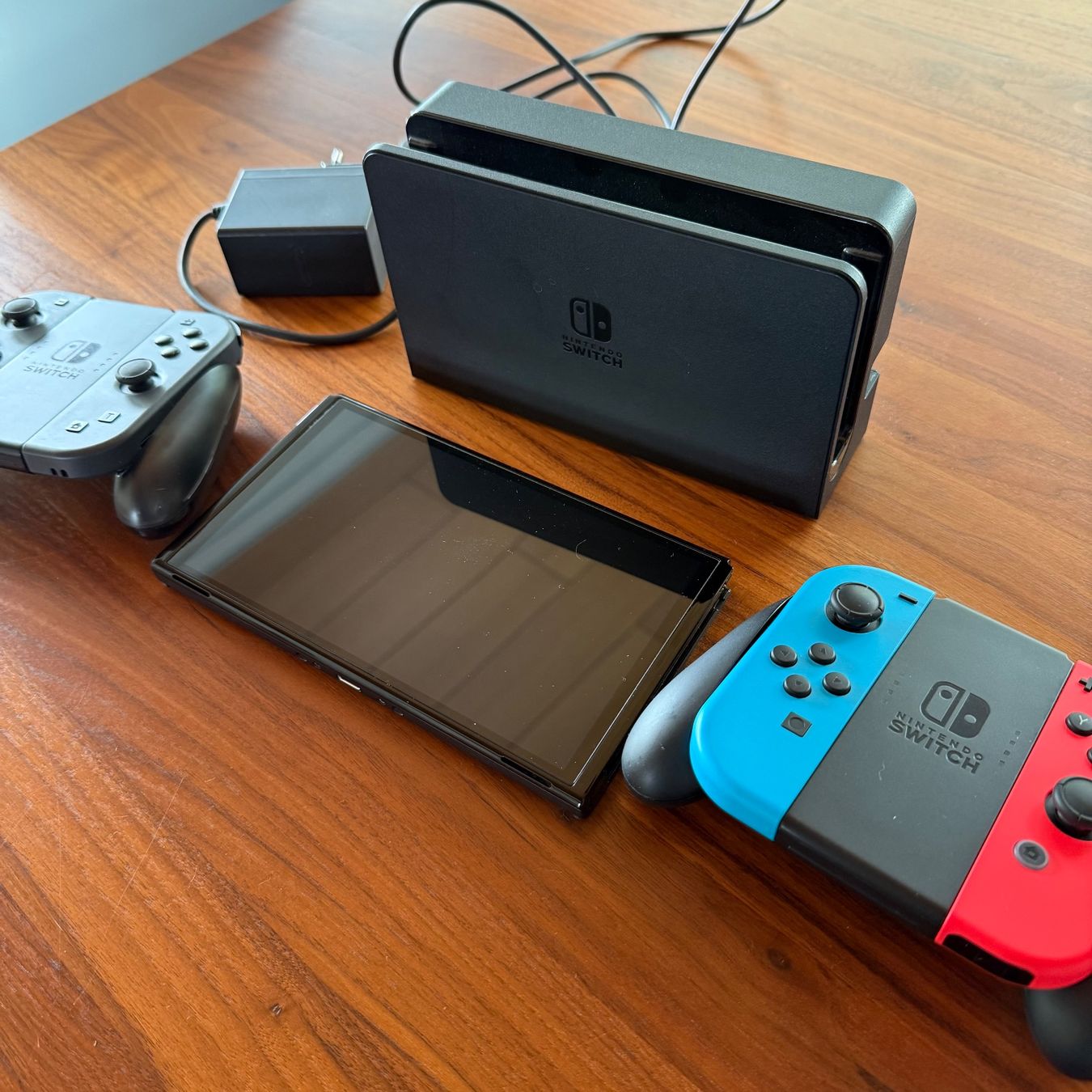 Nintendo Consoles: NINTENDO SWITCH OLED + 2 JOYPADS + 9 SPIELE – D'occasion à Gerlafingen par Alexp4485