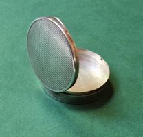 Pillen Dose 835 Silber rund mit guillochiertem Deckel 3,8 cm