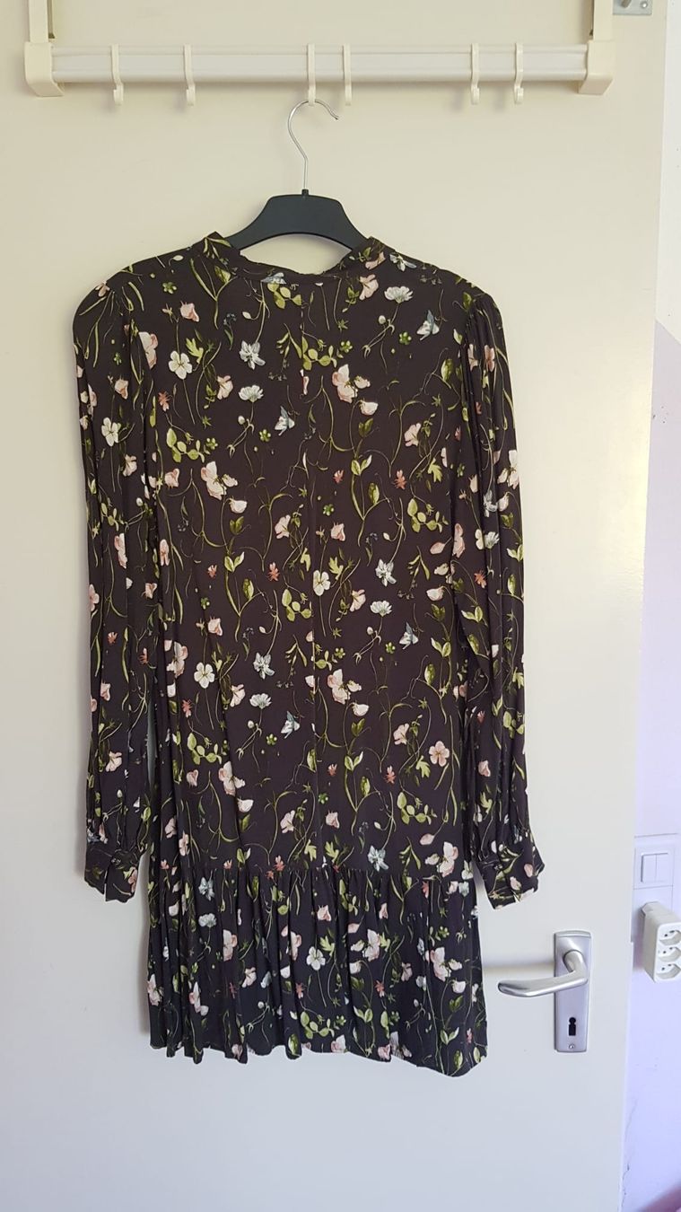 H&M Vestiti: Jolie robe noire H&M à fleurs, taille M – Nuovo (secondo la descrizione) da Versoix venduto da aline_b 1