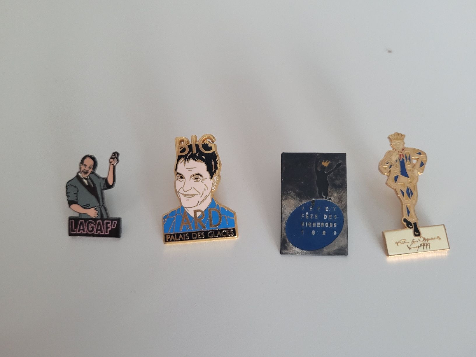 Placchette & Badge: Collection Pin's de chanteurs et spectacles – Usato da Morges venduto da PascRoch 2