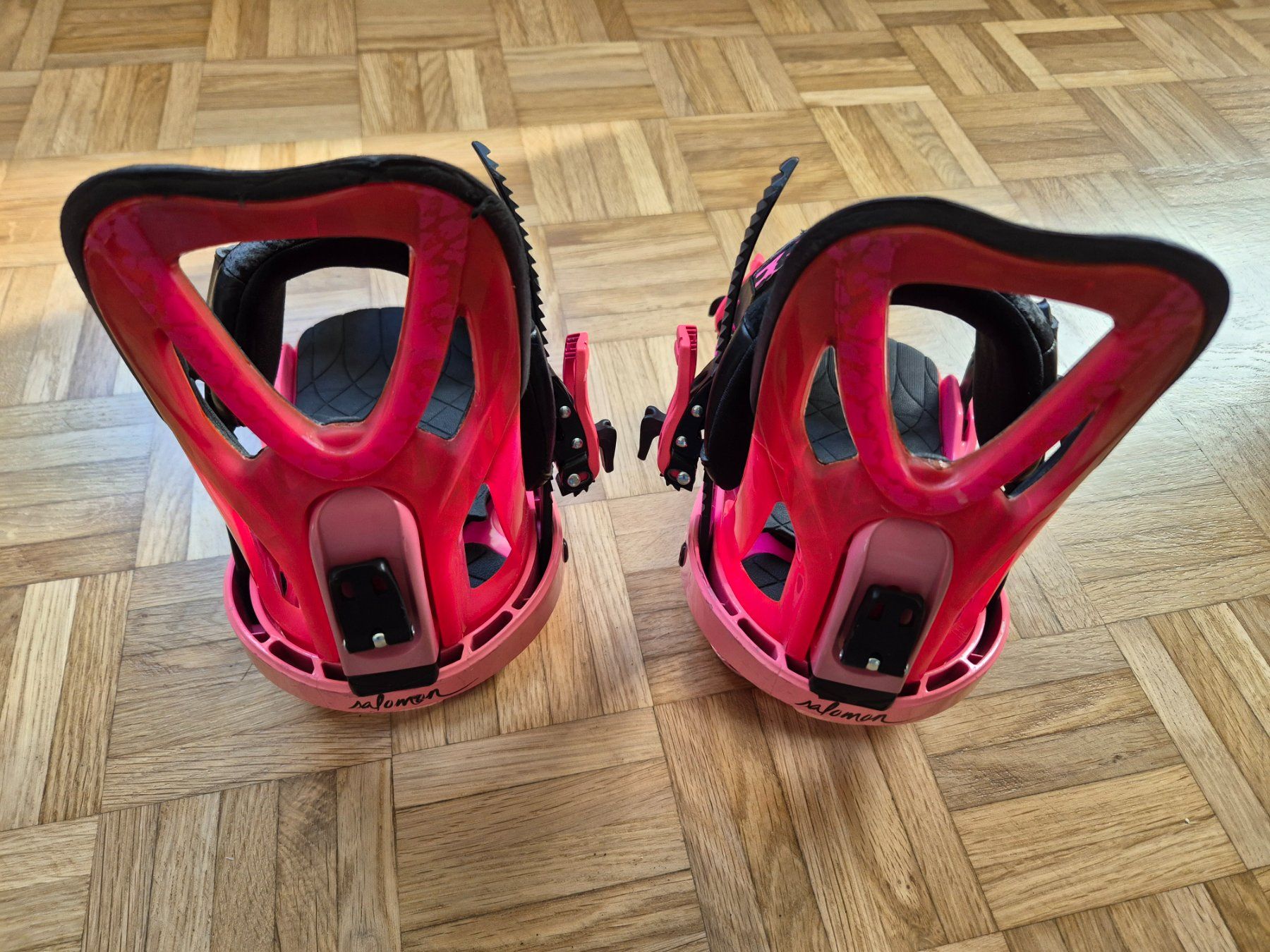 Salomon Fixations: Salomon Snowboardbindungen pink-schwarz – D'occasion à Au ZH par dae_pkq7 1
