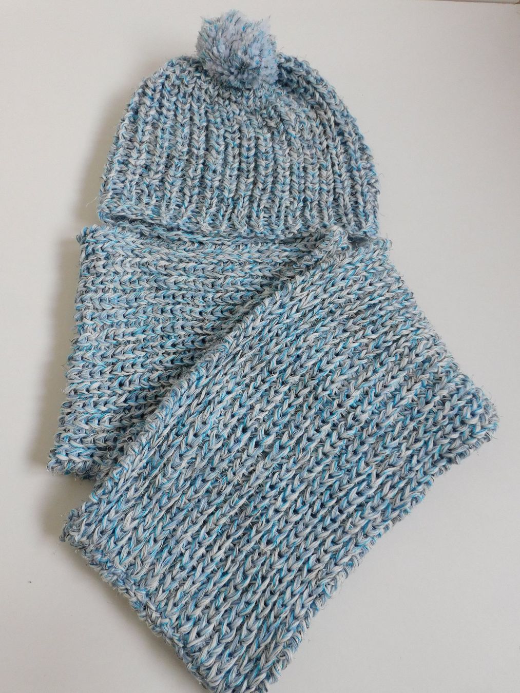 Hüte, Mützen & Caps: Selbstgestrickte Mütze& dazu passender Loopschal, hell blau – Neu und originalverpackt aus Walzenhausen von INROK 2