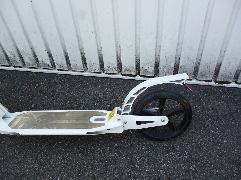 Kickboard: tolles Trottinet – Usato da Neuhausen venduto da Charlotte51 2