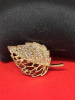 Brosche Blatt goldfarben besetzt mit Steinen neu