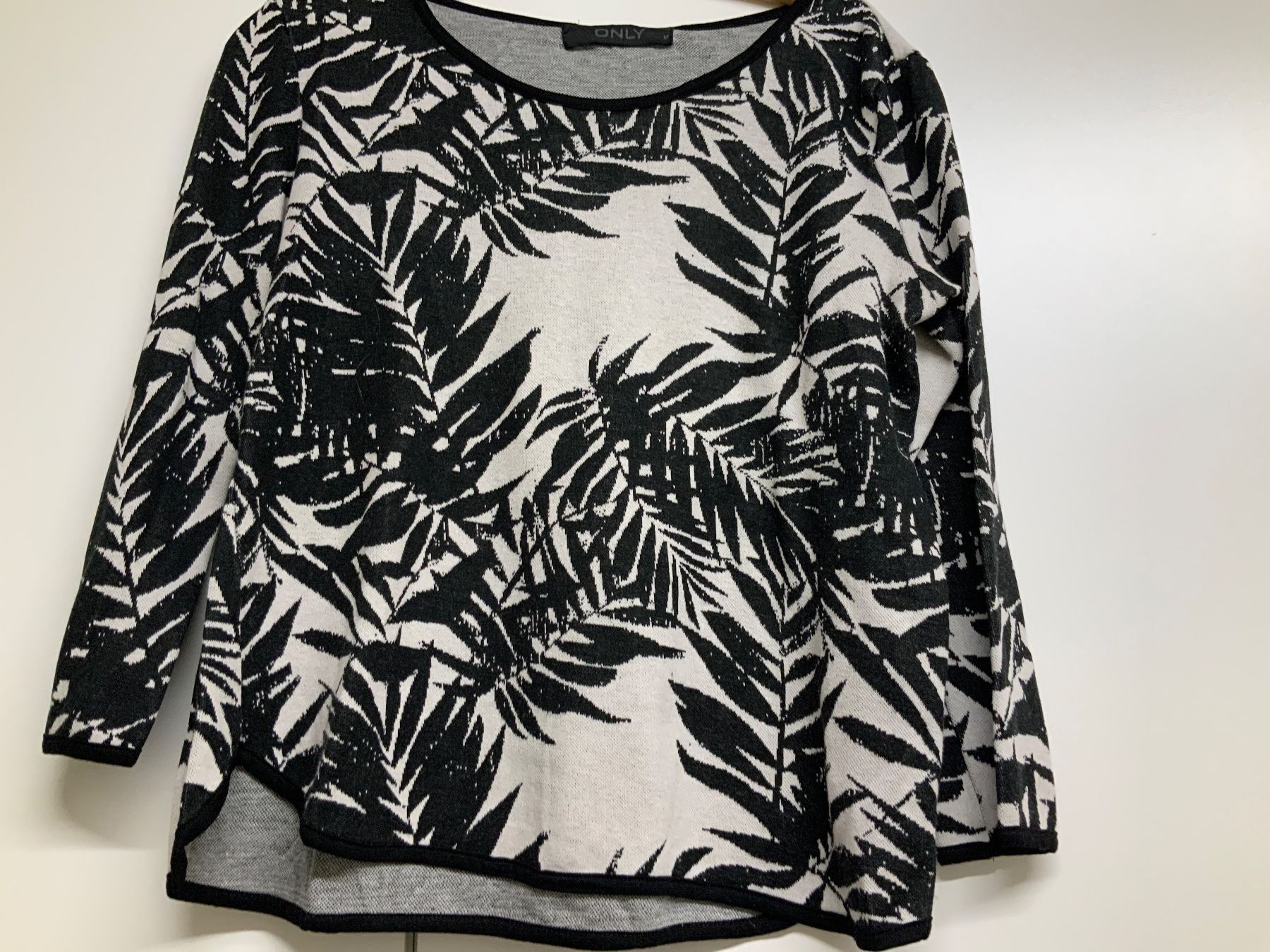 Only Pullover & Sweatshirts: Damen Pullover Only schwarz weiss Blattmuster Grösse M – Gebraucht aus Wallisellen von AS.TZ.