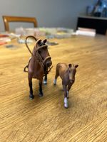 Schleich Pferd mit Sattel und Zaumzeug und Fohlen