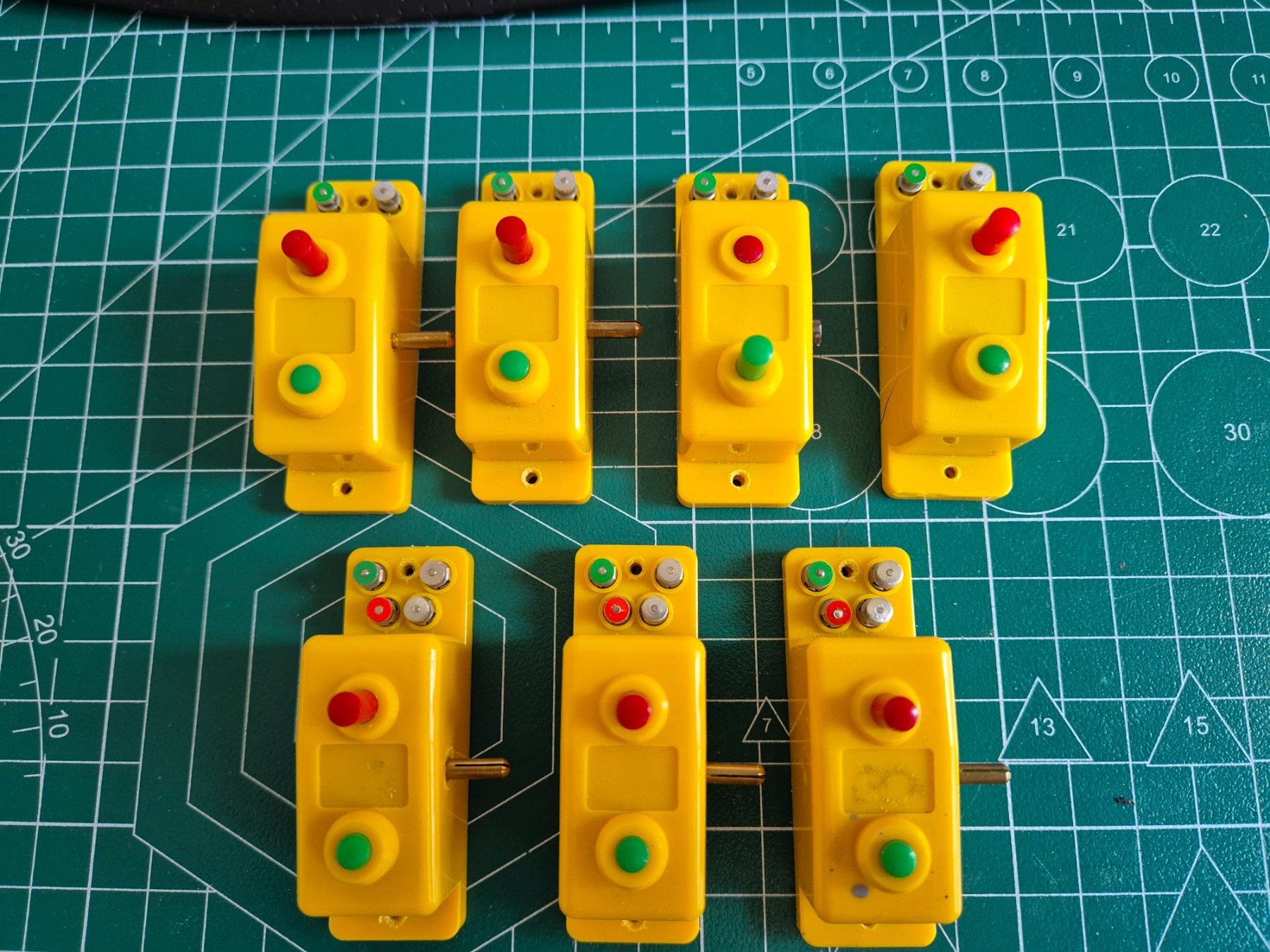 Trix Trains électriques: Trix Doppelfunktionsschalter Gelb und Grün – D'occasion à Hendschiken par Mistkratzerlie 6
