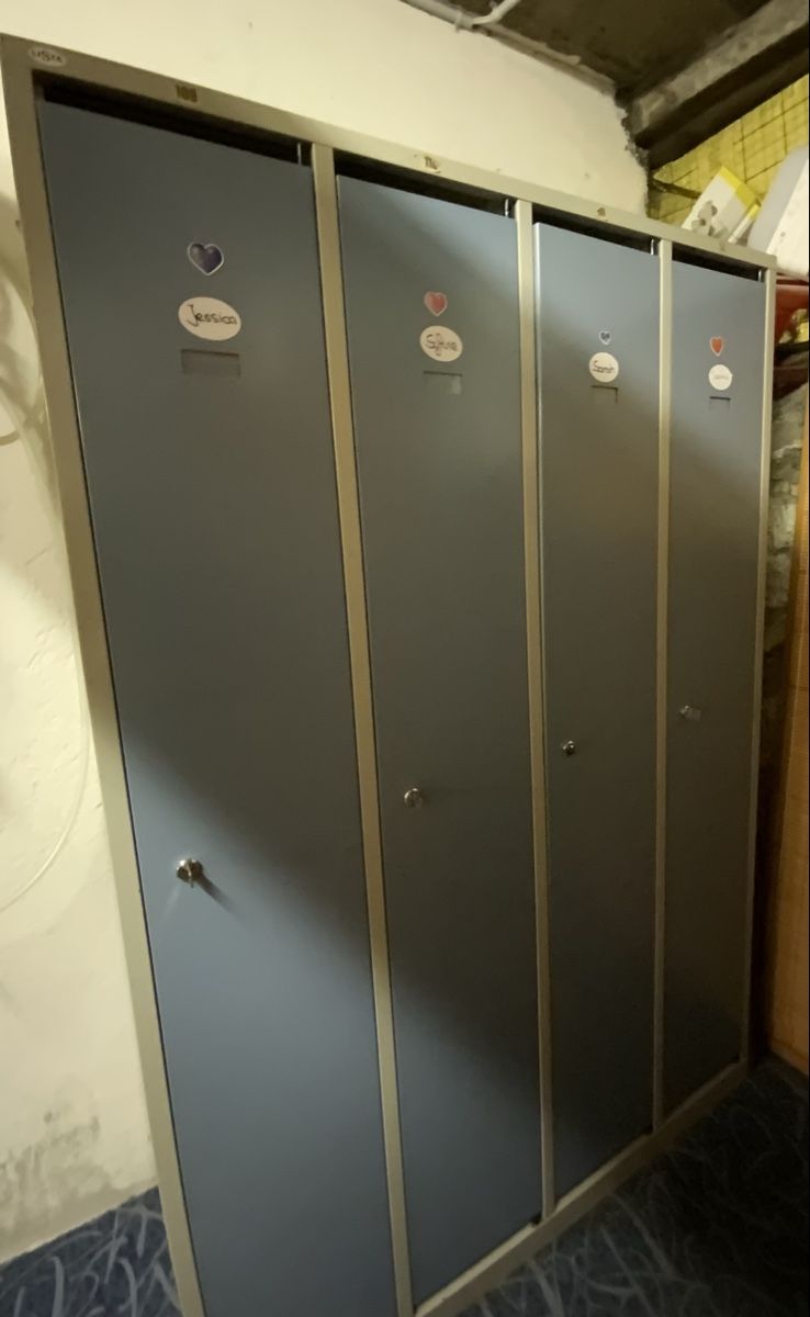 Garderobe: Garderobeschrank grau – Gebraucht aus Kerzers von Donegal-Kerzers