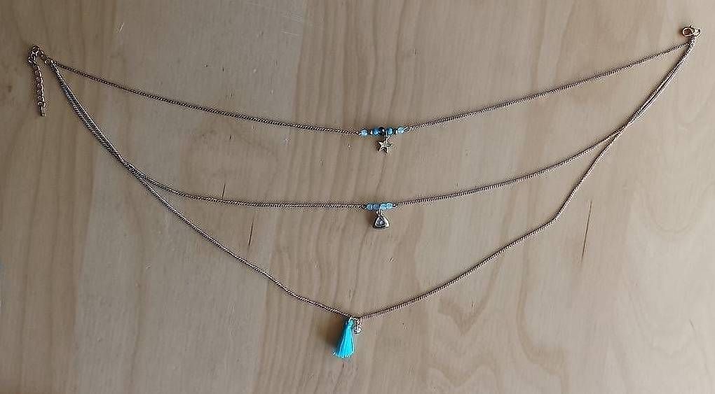 Catenine: Collier triple tours, avec perles et pompon bleu – Usato da Lausanne venduto da Sch_1000 3