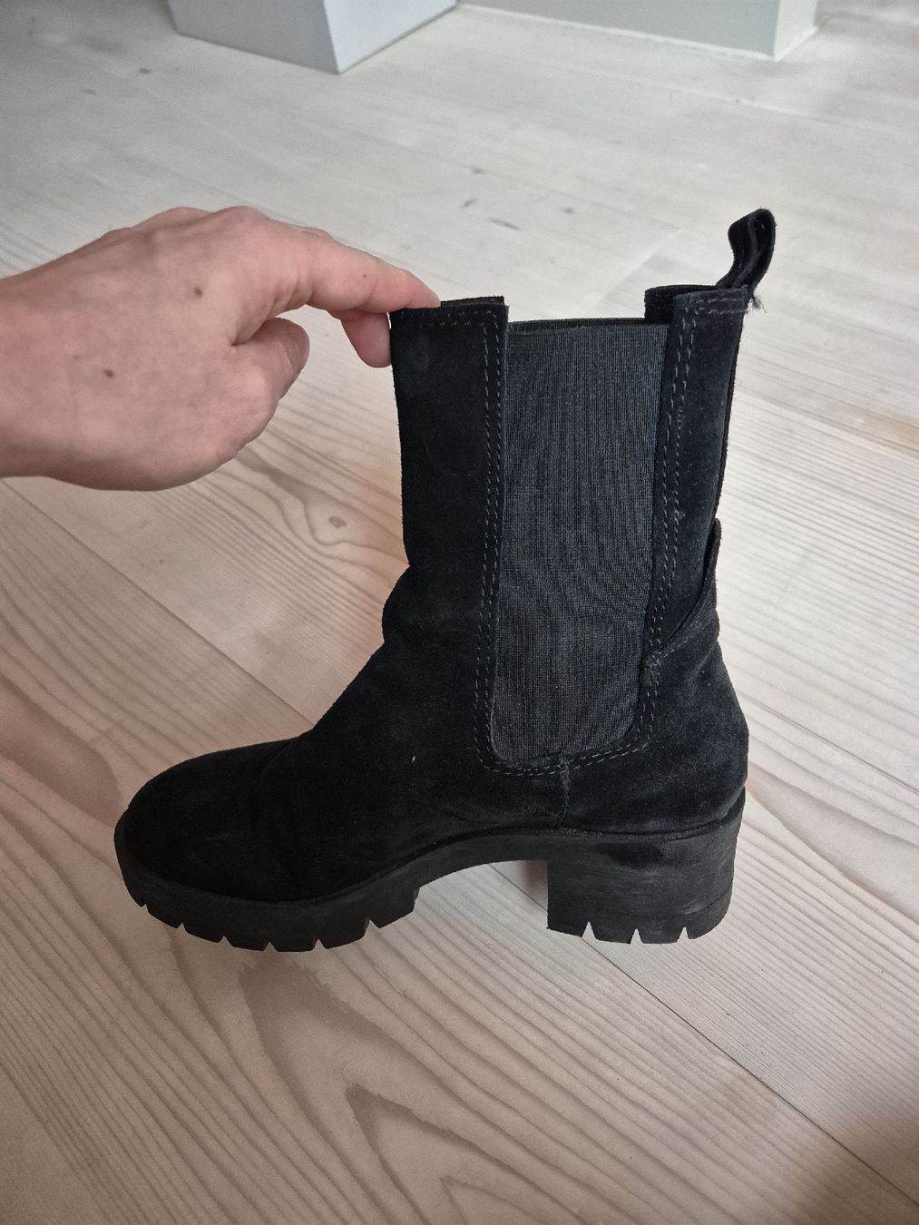 Scarpe da donna: Schwarze Wildleder Stiefeletten, Gr. 38 – Usato da Luzern venduto da ste_6k9h