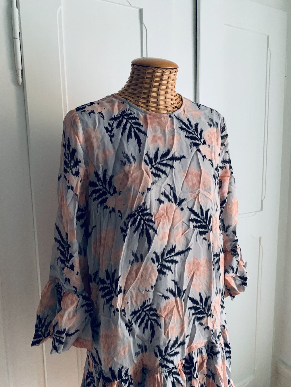 Ganni Vestiti: GANNI - Chiffon Kleid hellgrau gemustert – Usato da Zürich venduto da Diazaio 1