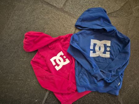 DC Kinder Hoodie, 2 Stück Grösse 140/146, rot und blau
