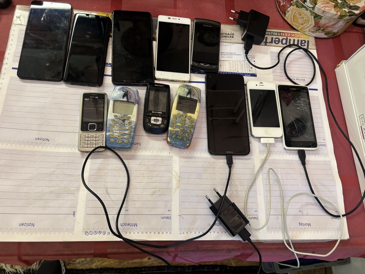 Telefoni cellulari / Smartphones: Diverse alte Handys – Usato da Chur venduto da Diversico2010