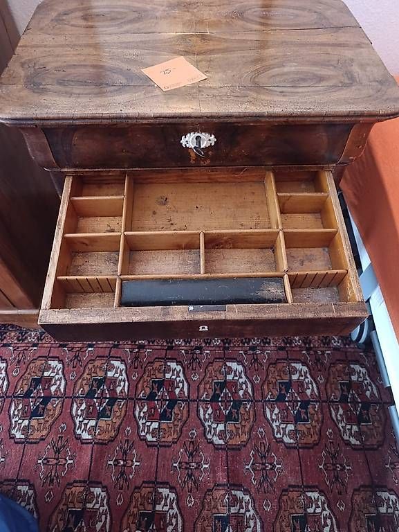 Comodini: Table de couture ancienne en noyer  Avec compartiments – Usato da Bulle venduto da oga_r8mh 2