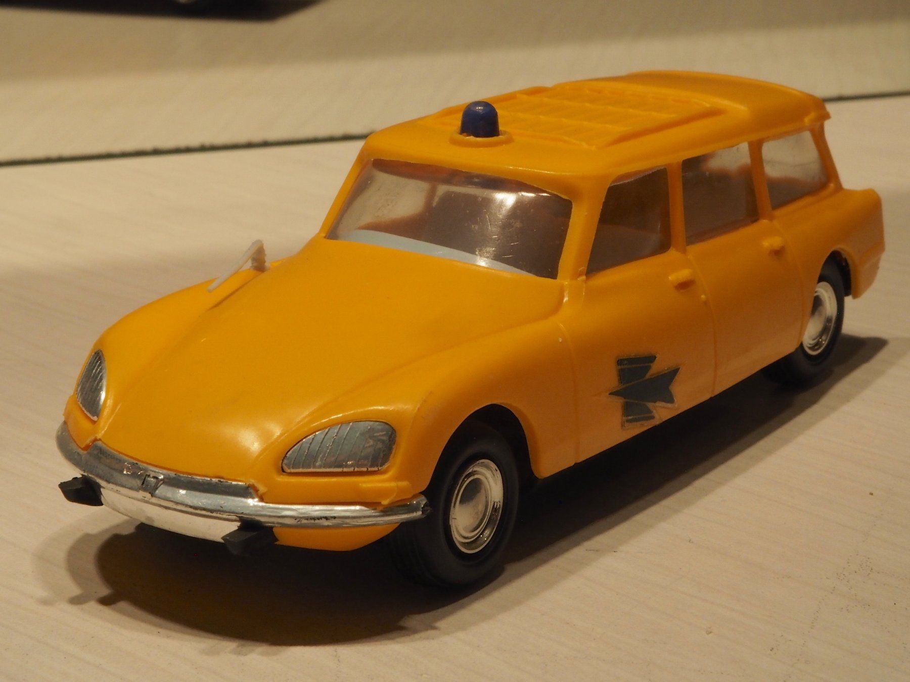 Citroën Modellautos: Citroen DS Break Post - Injectaplastic – Neu (gemäss Beschreibung) aus Winterthur von 602ccm 1