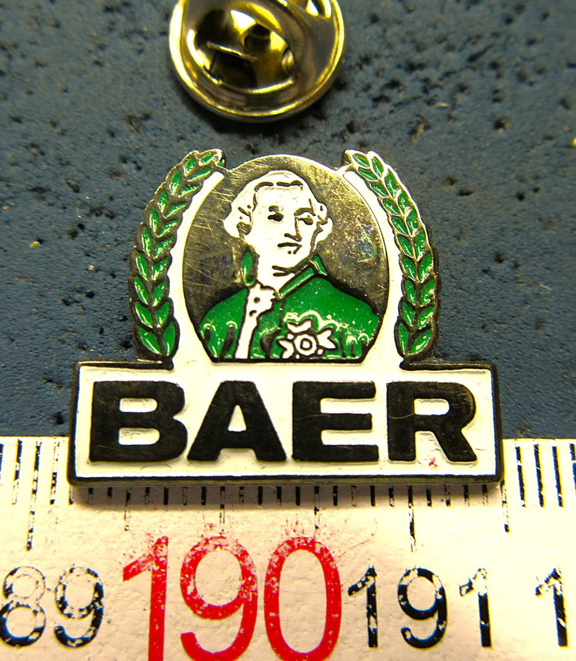 Swiss Placchette & Badge: BAER KÄSE PIN – Usato da Ettingen venduto da Hausi4711
