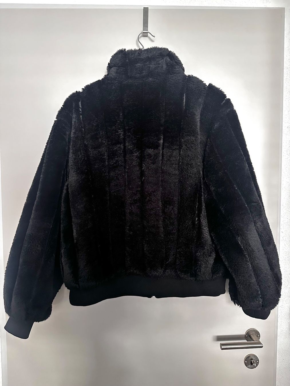 H&M Vestes: Schwarze Kuschel-Jacke, Grösse M, H&M – D'occasion à Haldenstein par enie123 2