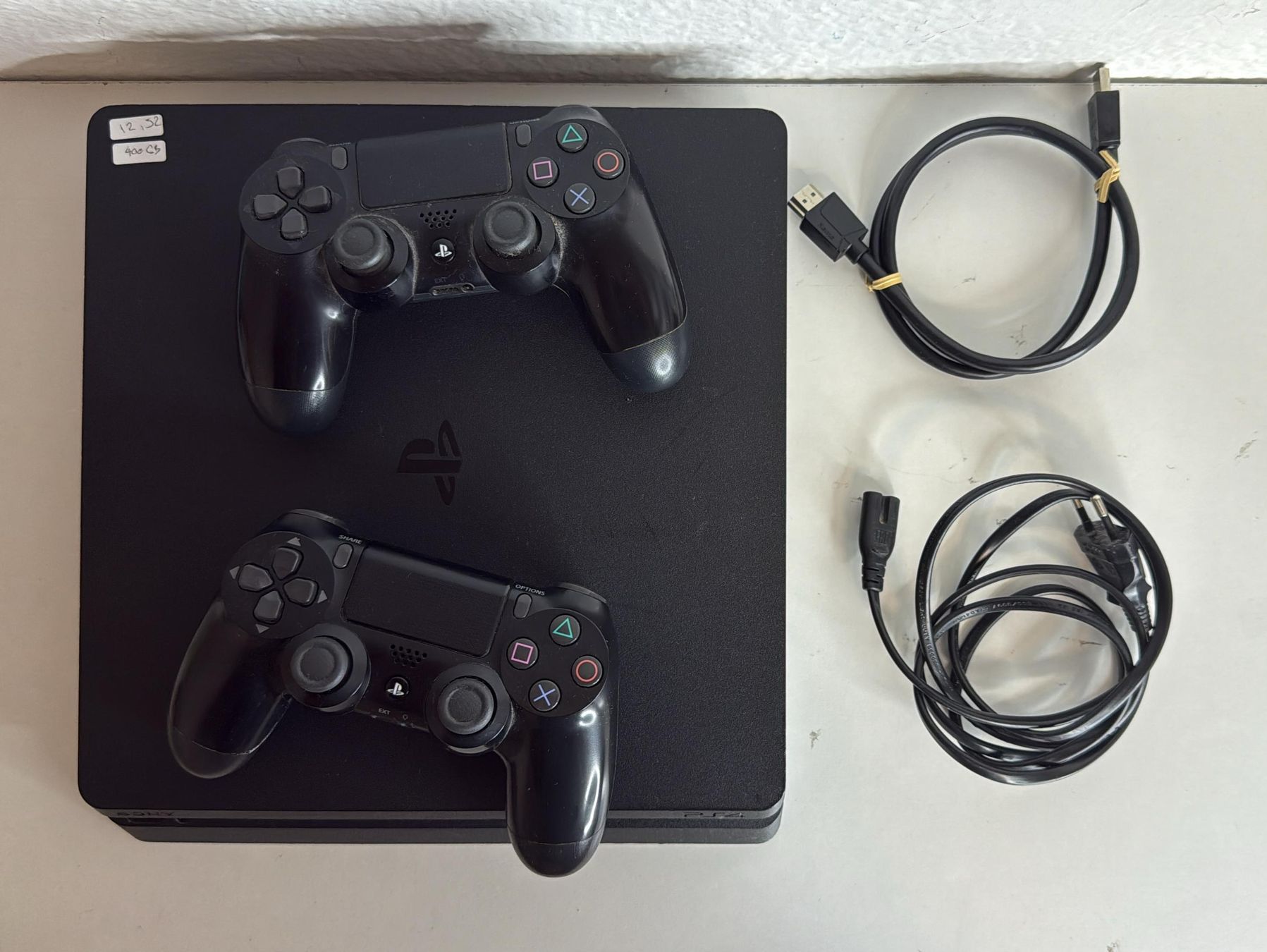 Sony Console: PS4 Slim Konsole mit 2 Controllern und Kabeln – Usato da Ehrendingen venduto da lax21 1